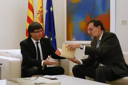 Puigdemont y Rajoy, en la entrevista que mantuvieron en la Moncloa en abril del 2016.-DAVID CASTRO