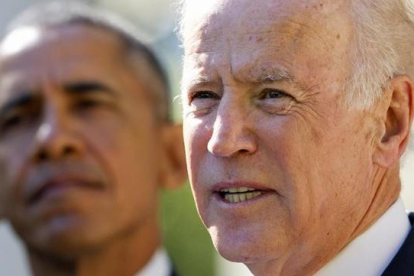 Joe Biden, junto a Obama, anuncia la decisión.-AP / JACQUELY MARTIN