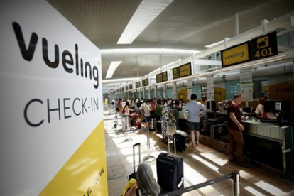 Mostradores de facturación de Vueling en el aeropuerto de El Prat.-FERRAN NADEU