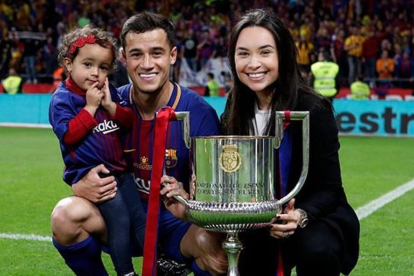Coutinho posa con el trofeo de la Copa del Rey junto a su mujer y su hija. /-@PHIL.COUTINHO