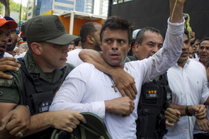 El dirigente opositor venezolano Leopoldo López se entrega a miembros de la Guardia Nacional en febrero de 2014.-EFE / ARCHIVO