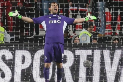 Casillas realiza un gesto en el estadio da Luz de Lisboa en su duelo con el Benfica.-AP / ARMANDO FRANCA