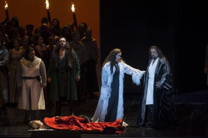 Plácido Domingo (derecha), en un momento del montaje de 'Macbeth'.-