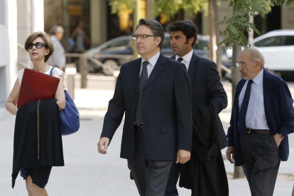 El expresidente de Afinsa Juan Antonio Cano y el exconsejero Albertino de Figuereido (dcha) a su llegada esta mañana a la Audiencia Nacional.-EFE / MARISCAL