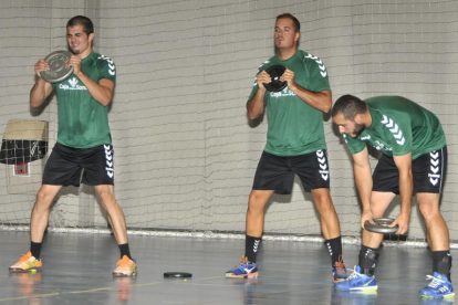 Varios jugadores del BM Soria durante un entrenamiento de pretemporada.-DANIEL RODRÍGUEZ
