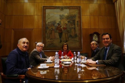Toxo, Álvarez, Rosell y Garamendi, en una reunón con Fátima Báñez, en diciembre pasado.-AGUSTÍN CATALÁN