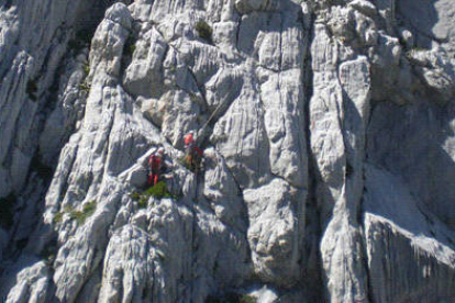 Un momento del rescate a los montañeros accidentados en los Picos de Europa entre los que hubo dos fallecidos. / 112 CASTILLA Y LEÓN-