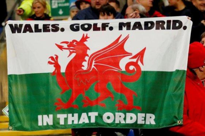 Bandera en las gradas del partido de Gales con el lema: “Gales, golf, Madrid. En ese orden”.-