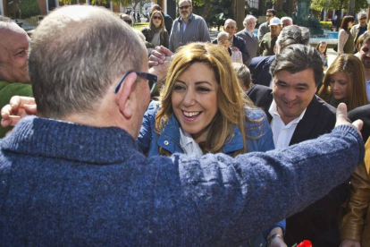 La candidata socialista a la Presidencia de la Junta, Susana Díaz (c), saluda a su llegada a un mitin celebrado hoy en la Casa Colón de Huelva.-Foto: EFE