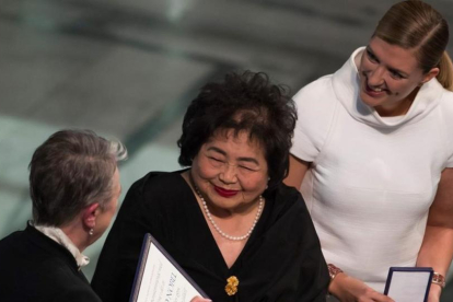 La superviviente de Hiroshima Setsuko Thurlow (en el centro) y Beatrice Fihn, directora ejecutiva de ICAN (a la derecha), recogen el Nobel.-ODD ANDERSEN / AFP