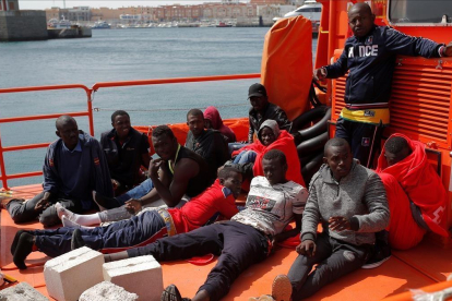Inmigrantes rescatados llegan al puerto de Tarifa, el 17 de julio. /-REUTERS / JON NAZCA