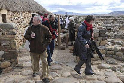 Un grupo de visitantes en el yacimiento de Numancia. / VALENTÍN GUISANDE-