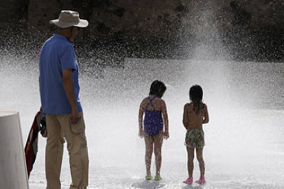 Niños refrescándose en la fuente de la plaza del Rincón de Bécquer./ V. G. -