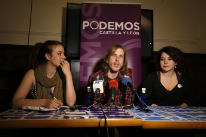 El candidato de Podemos a la Presidencia de la Junta, Pablo Fernández, ofrece un balance de la campaña electoral. Junto a él, la secretaria general del partido en León, Sofía Delgado (D) y la número dos a las Cortes por León, Lorena González (I)-Ical