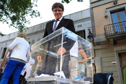 El presidente de la Generalitat, Carles Puigdemont, en el acto del PDECat de este martes por la tarde, en Barcelona.-FERRAN NADEU