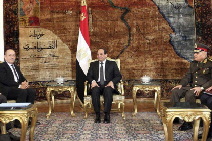 El presidente egipcio, Abdelfatah al Sisi (c) junto al ministro de Defensa francés, Jean-Yves Le Drian (izq), en presencia del ministro de Defensa egipcio, Sedki Sobhi (d), en El Cairo, Egipto.-Foto: EFE / KHALED ELFIQI