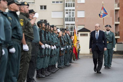 El ministro del Interior, Jorge Fernández Díaz, pasa revista a su llegada a los guardias civiles del cuartel de Vitoria, este jueves.-Foto:   ADRIÁN RUIZ DE HIERRO / EFE