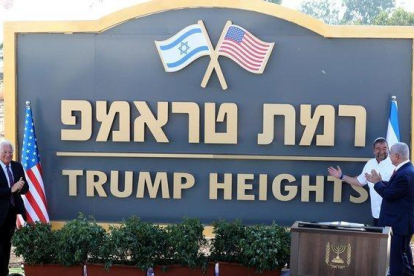 El primer ministro israelí Binyamin Netanyahu y el embajador de Estados Unidos David Friedman inauguran la Colina Trump en los Altos del Golán.-AMMAR AWAD