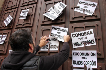 Un manifestante coloca carteles pidiendo la excomunión de RamosGordón y la condena para los encubridores en Astorga.-- ICAL