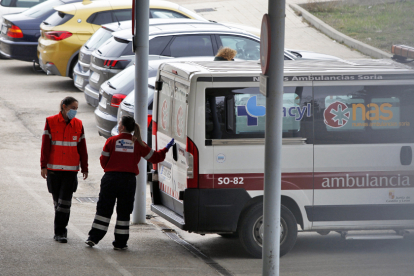 Personal de ambulancias tras un traslado de urgencia.-MARIO TEJEDOR