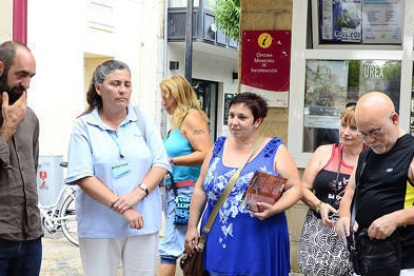 Un grupo de visitantes junto a la oficina de turismo de la capital. / ÁLVARO MARTÍNEZ-