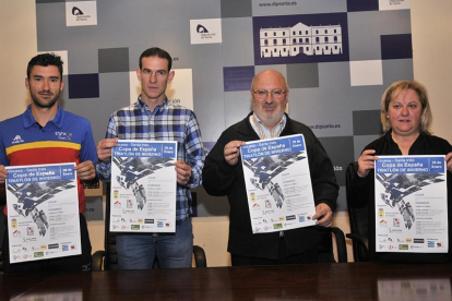 De izquierda a derecha, Rubén Andrés, Amancio del Castillo, Amancio Martínez y Asunción Medrano, ayer, en la presentación del triatlón.-VALENTÍN GUISANDE
