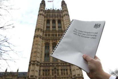 Imagen del 'libro blanco' sobre la estrategia gubernamental para la salida de la UE, en el exterior del Parlamento, en Londres, el 2 de febrero.-REUTERS / PETER NICHOLLS