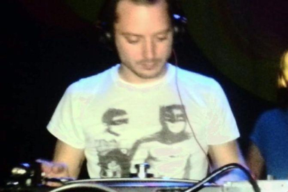 Elijah Wood, pinchado música.-INSTAGRAM