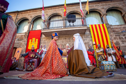 Momento de la escenificación de la boda de Jaime I y Leonor de Castilla en Ágreda. MARIO TEJEDOR