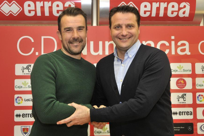López Garai y Palacios se abrazan a la finalización de la rueda de prensa de la renovación del técnico.-Valentín Guisande
