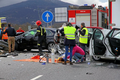 Los equipos de rescate atienden a las víctimas del choque en cadena registrado ayer en la A-66 a la altura de Vallejera de Riofrío (Salamanca)-ICAL