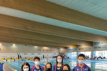 Los nadadores del CN Soria que compitieron en Valladolid. HDS