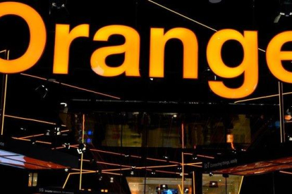 El logo de Orange en el estand de la operadora, en la última edición del Mobile World Congress.-JOSEP LAGO (AFP)