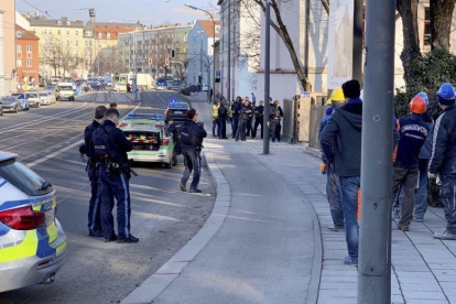 Policías observan el lugar del tiroteo en Munich.-PATRICK RASCHE (AP)