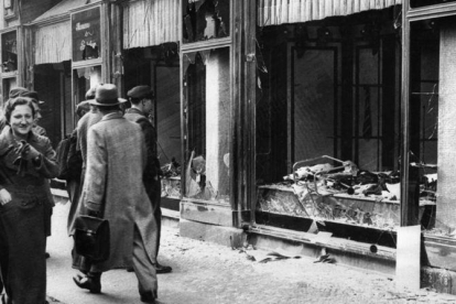 Tienda judía, destrozada durante la Noche de los cristales rotos, en Berlín, en noviembre de 1938.-