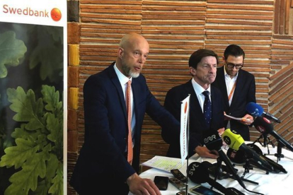 Lars Idermark (centro), expresidente de Swedbank, en una rueda de prensa en marzo-REUTERS / JOHAN AHLANDER