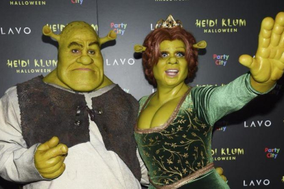 La modelo y presentadora Heidi Klu, y su novio Tom Kaulitz, disfrazados de Shrek y Fiona.-AP / EVAN AGOSTINI