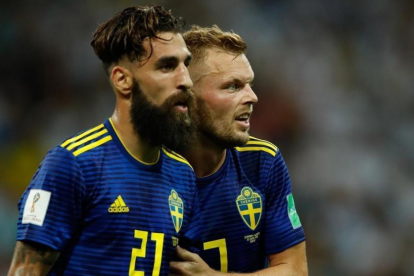 Jimmy Durmaz y Sebastian Larsson, jugadores de Suecia, tras el partido ante Alemania-ODD ANDERSEN
