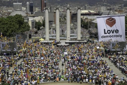 Acto en favor del referéndum frente al Ayuntamiento de Barcelona, ayer.-ACN / PATRICIA MATEOS