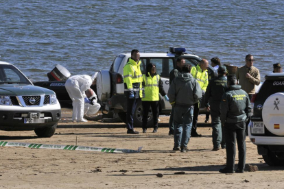Al fondo, el cadáver del ahogado en Playa, ayer, después de ser localizado junto a la zona de las embarcaciones de recreo.-VALENTÍN GUISANDE