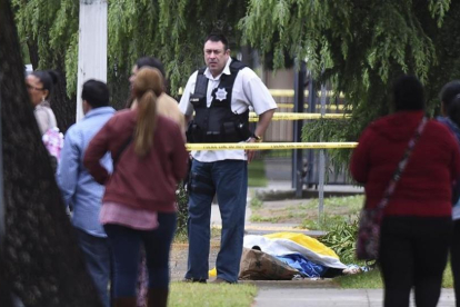 Un policía de Fresno en el lugar del tiroteo, este martes.-AP / JOHN WALKER