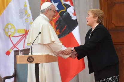 El papa Francisco y la presidenta de Chile, Michelle Baschelet, durante su encuentro en Santiago.-EFE / LUCA ZENNARO