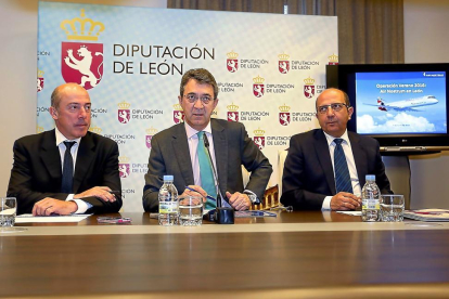 El director comercial de Air Nostrum, Juan Corral; el presidente de la Diputación, Juan Martínez Majo;y el vicepresidente, Francisco Castañón.-ICAL