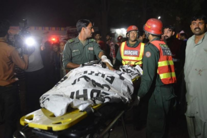 Traslado de un herido tras la explosión en el parque de Lahore.-AFP / ARIF ALI