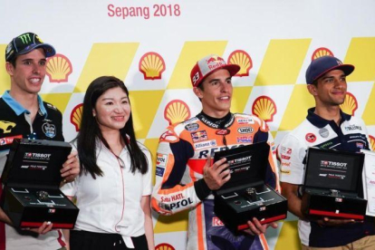 Àlex Márquez, Kim Lim, vicepresidenta de Tissot Malasia, Marc Márquez y Jorge Martin, hoy, en Sepang, celebrando sus tres poles.-ALEJANDRO CERESUELA