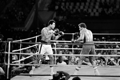 Muhammad Ali noqueó a George Foreman el 30 de octubre de 1974 durante su pelea por el campeonato mundial de pesos pesados.-AFP