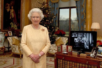 Deberá ocuparse de mil habitaciones y cobrará unos 23.000 euros anuales-Isabel II, en el palacio de Buckingham.