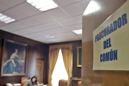 La institución del Procurador del Común atiende las quejas cuando acude a Soria en la sede de la Diputación. HDS