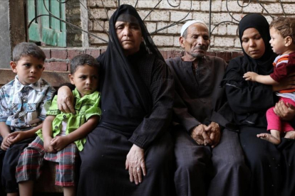 Familia egipcia que perdió a uno de sus miembros en la travesía del desierto libio para llegar a la costa y embarcar hacia Europa.-REUTERS / MOHAMED ABD EL GHANY