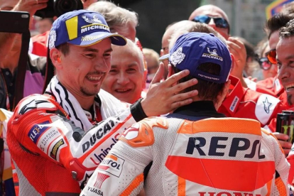 Jorge Lorenzo y Marc Márquez se saludan, sonrientes, en el corralito del circuito de Austria, el pasado mes-ALEJANDRO CERESUELA